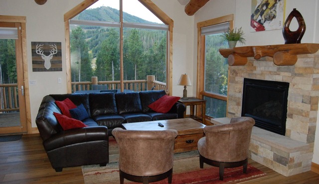 3 BR with Private Hot Tub and views of the slopes in prestigious Lakota!