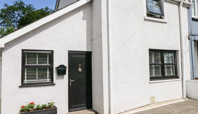 3 BRIDGE VILLAS, pet friendly, country holiday cottage in Narberth