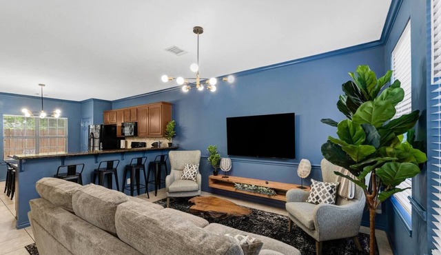 3 BRs w/King Bed/Ensuite Bath/TV