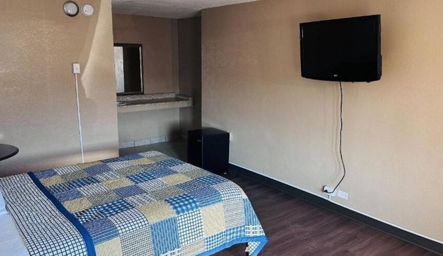 3 Budget-Friendly Rooms Perfect for Exploring Lakeside Park Rose Garden
