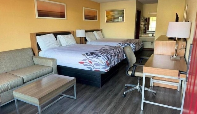 3 Budget Rooms Near Dining – Flat-Screen TV & Comfort for Road Trippers
