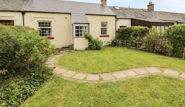 3 BURNSIDE COTTAGES, pet friendly, with open fire in Linlithgow