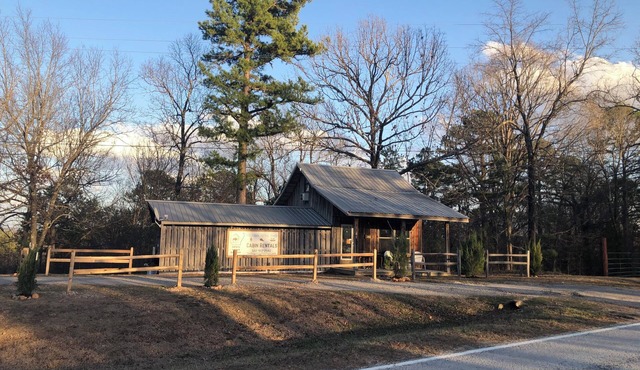 3 cabins on 2 acres - Great for groups - Minutes to Buffalo