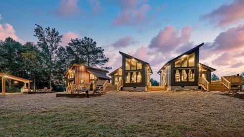 3 Cabins w/Sauna, Hot Tubs, Pickleball, & Golf!