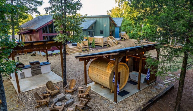 3 Cabins w/Sauna, Hot Tubs, Pickleball, & Golf!