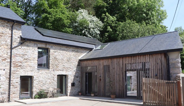 3 CADDAFORD BARNS, family friendly, with open fire in Buckfastleigh
