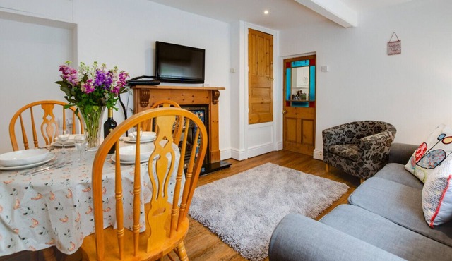 3 Cardiff Road - Two Bedroom House, Sleeps 4