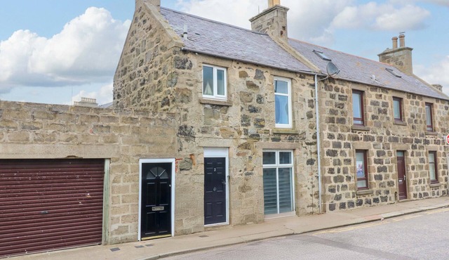 3 CAROLINE PLACE, pet friendly, with a garden in Fraserburgh