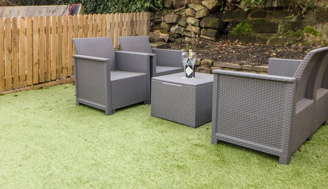 3 CASTLE ORCHARD, pet friendly, character holiday cottage in Duffield