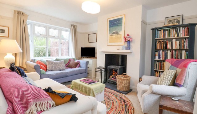 3 CHANTRY COTTAGES, family friendly, with open fire in Woodbridge