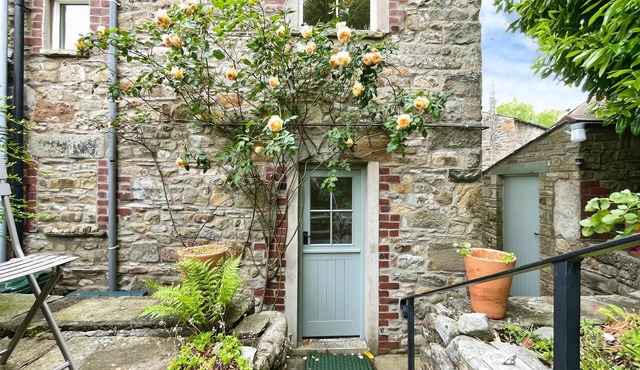 3 CHAPEL SQUARE, pet friendly, character holiday cottage in Caton