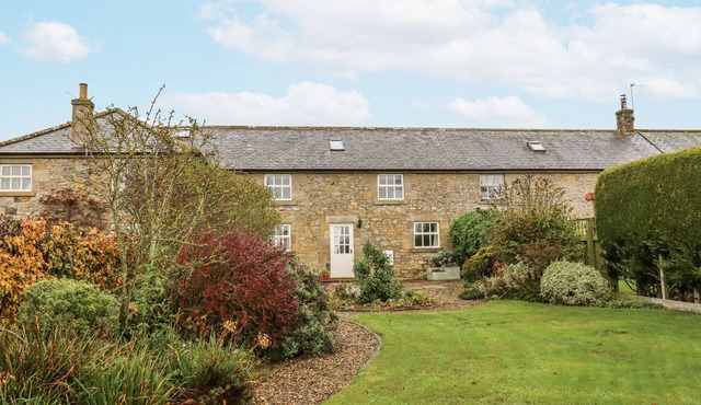 3 CHRISTON BANK MEWS, family friendly, with a garden in Christon Bank