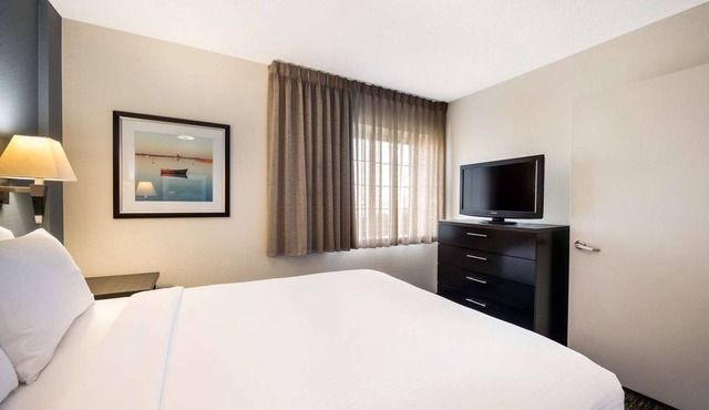 3 Classic Suites Near OKC Airport & Myriad Gardens