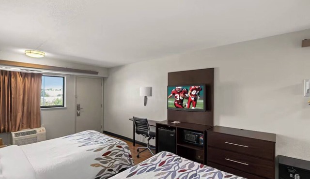 3 Comfortable Airport-Area Rooms Near Lake, Golf, Dining & Local Attractions