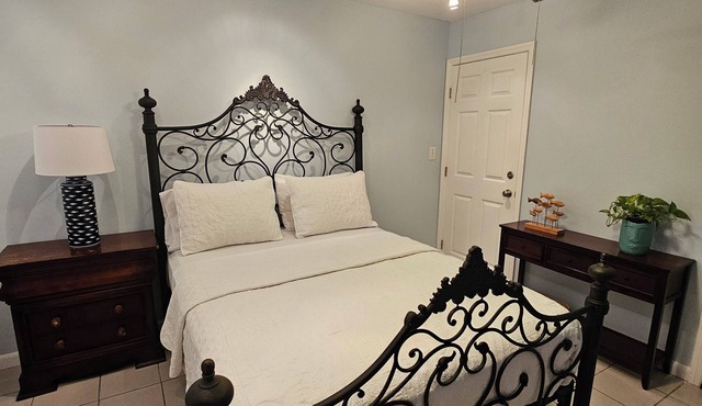 #3 Comfortable Private Room in Peaceful Sunrise Close to Shops and Dining