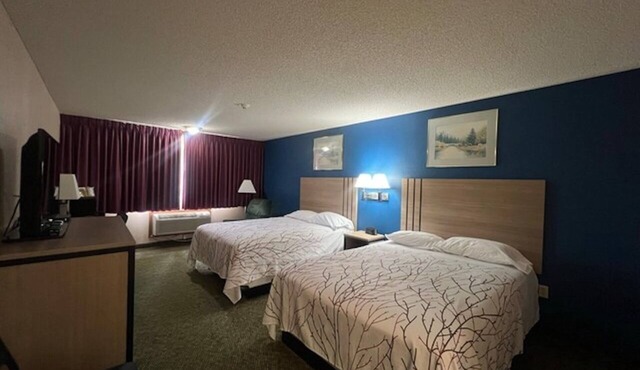 3 Comfortable Rooms w/Free Parking for Families on the Road | 2 Queen Bed