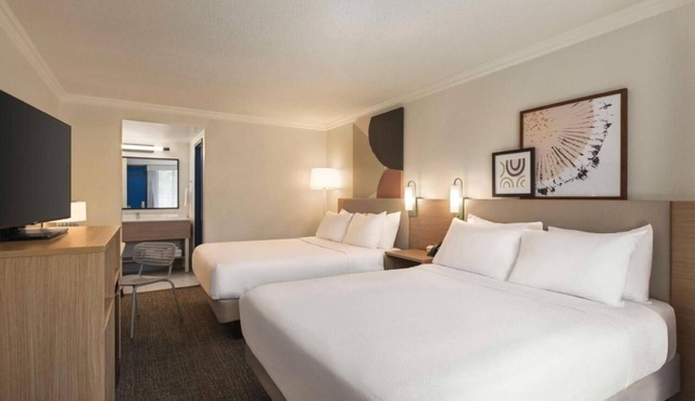 3 Comfortable Rooms Perfect for Beach Getaways – Free Shuttle & Breakfast