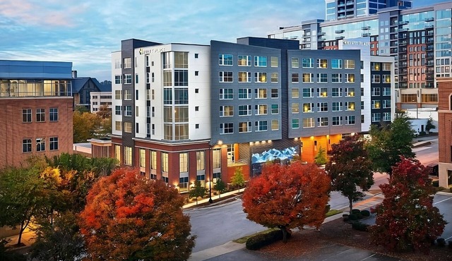 3 Comfortable Units, Comes with 24 Hour Gym! Minutes walk to Peace Center