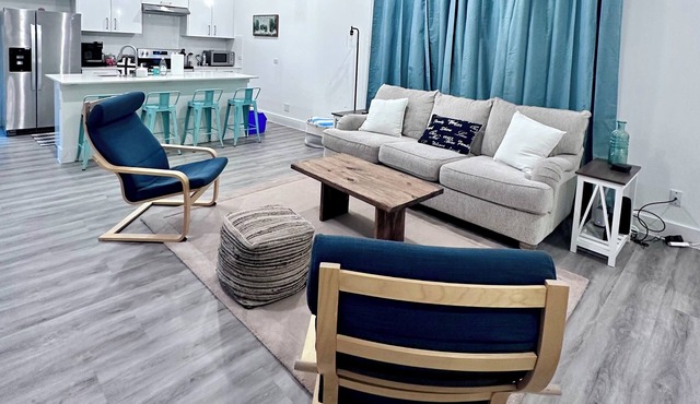 3 comfy king beds, hot tub, EV, cozy