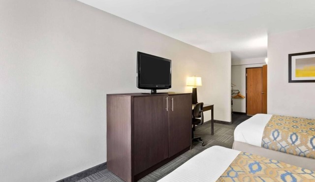 3 Comfy Units with Easy Access to City, Shops & Restaurants - Free Breakfast!