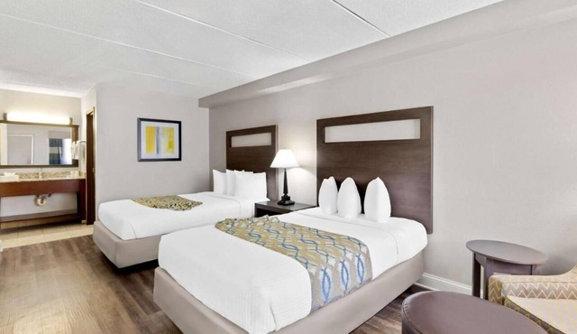 3 Comfy Units with Easy Access to City, Shops & Restaurants - Free Breakfast!