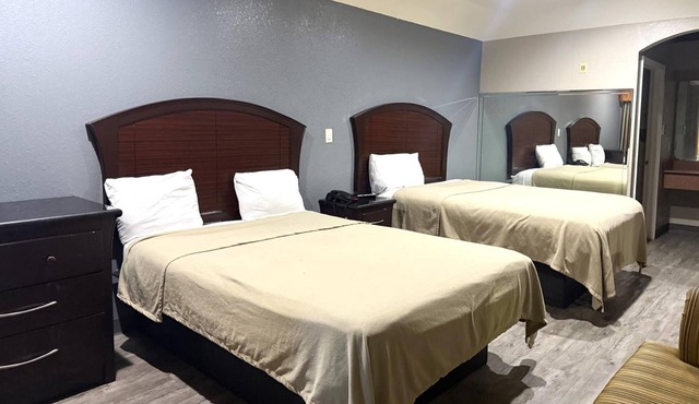 3 Contemporary Rooms | Free Breakfast and Parking | Thorne Stadium - 1.5 miles