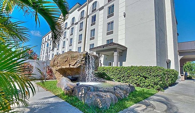 3 Convenient Orlando Stay by Airport w/Pool & Breakfast, Quick Drive to Parks