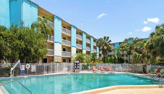 3 Convenient Rooms w/2 Queens & Free Parking - Ideal for Theme Park Visitors