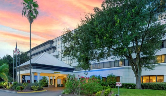 3 Convenient Units! Onsite Pool, Parking, Breakfast, Near Orlando's Theme Parks
