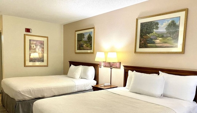 3 Convenient Units Close to Riverbend Park! Free Breakfast & Parking