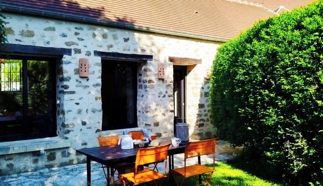 3★ cottage in a quiet area - bucolic garden & hiking trail at foot