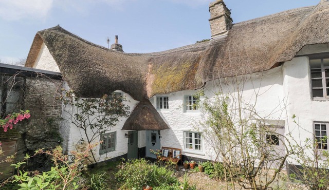 3 CUMBERLAND COTTAGES, romantic, with open fire in Challaborough