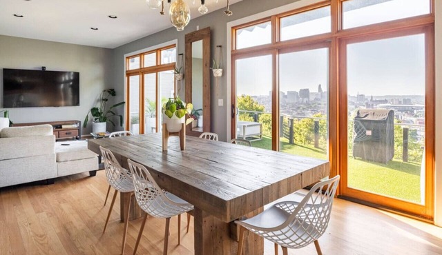 3 Decks W/City Views, Hot Tub, Theater Rm, Garage