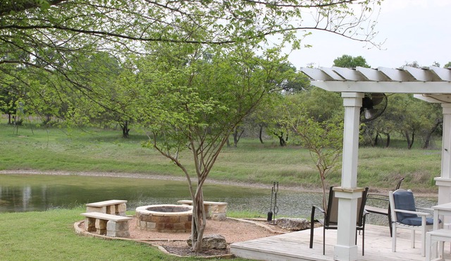 3 Detached Suites With Private Baths & AC, 5 King beds, Acreage, Pond, Firepit