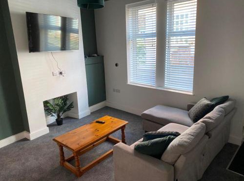 3 Double Bedroom Home-Sleeps 8 - Castle Donnington