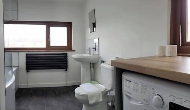 3 Doubles Sleeps 8 Ideal for Work Crews