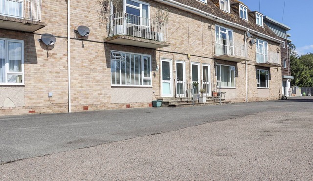 3 ELM COURT, pet friendly, with a garden in Hythe