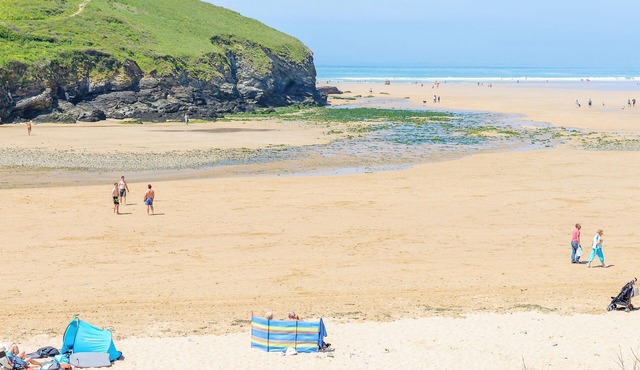 3 Europa Court - Dog friendly apartment close to Mawgan Porth beach, communal heated swimming pool