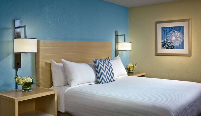3 Family-Friendly Suites Near Rocket Park, Fully-Equipped Kitchen, Pool!