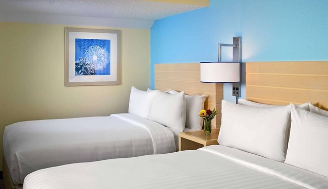 3 Family-friendly Units W/Kitchen! Minutes to Crocker Park! FREE Parking & BFast