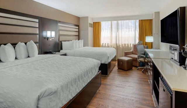 3 Family-friendly Units! Onsite Pool, Parking! Close to Mandarin Museum!