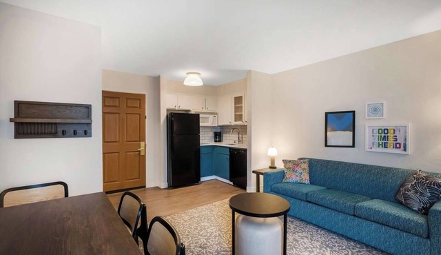 3 Family Ready Suites with Living Space Near Park Meadows | Outdoor Pool