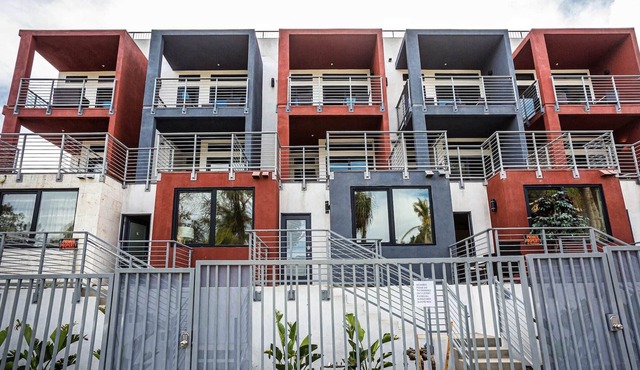 3 Floor TownHouse Next to Downtown Max 12 sleepers