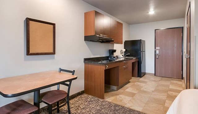 3 Fully Equipped Studios with Pool Great for Family Fun in Council Bluffs Area