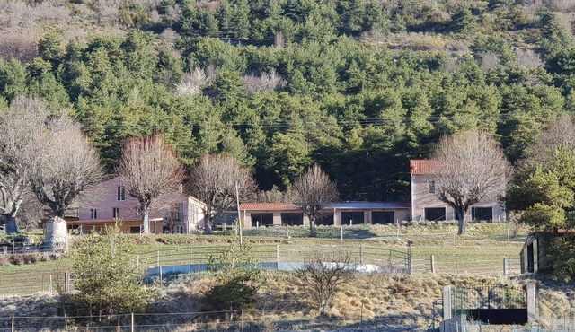3* furnished apartment with indoor pool access in a stud farm in the Grasse highlands