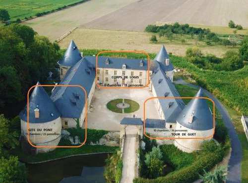3 Gîtes avec piscine au Château de Charbogne