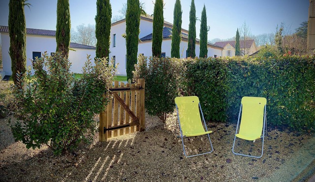 3* gîte 50m from the spa, terrace, enclosed garden and private parking.