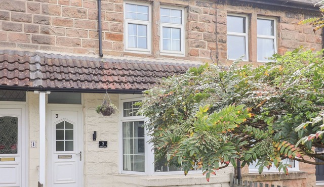 3 GLENDOWNE TERRACE, pet friendly, with hot tub in Harrogate