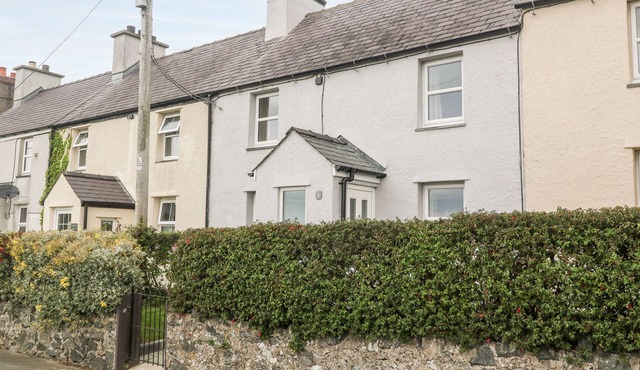 3 GREEN TERRACE, family friendly, with open fire in Newborough