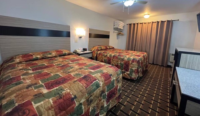 3 Group-Friendly Rooms + Free Parking – Near Nebraska City Attractions